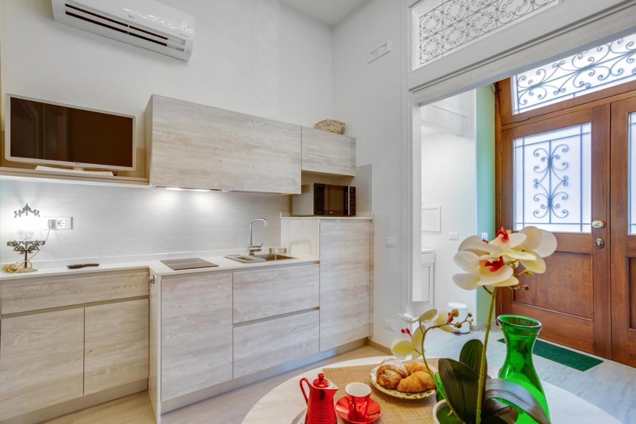 Madame Bari' Suite Apt In The Heart Of Bari Exterior photo
